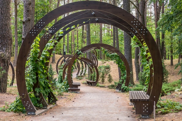 Holzbögen mit Bänken im Stadtpark der Ruhe