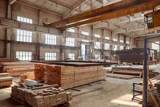 Holzbohlen und Ziegel im Gebäude im Bau