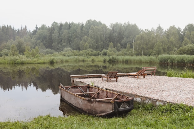 Holzboot am Pier am See