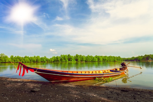 Holzboot auf dem Wasser