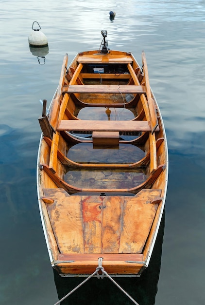 Foto holzboot in der wasserdraufsicht