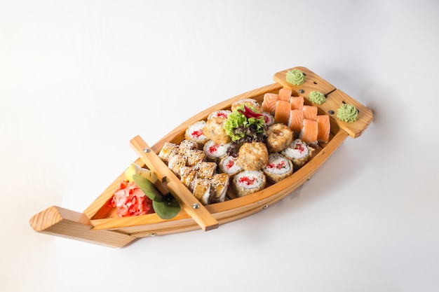 Holzboot mit viel Sushi mit Ingwer und Wasabi.