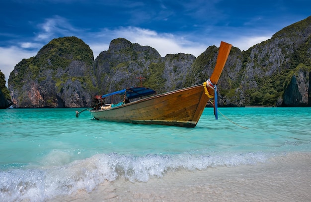 Holzboot und das blaue Meer