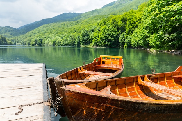 Holzboote am Pier am Bergsee