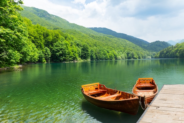 Holzboote am Pier am Bergsee