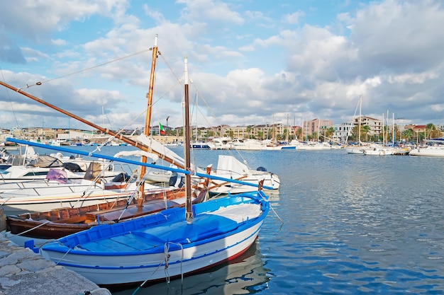 Holzboote im Hafen von Alghero