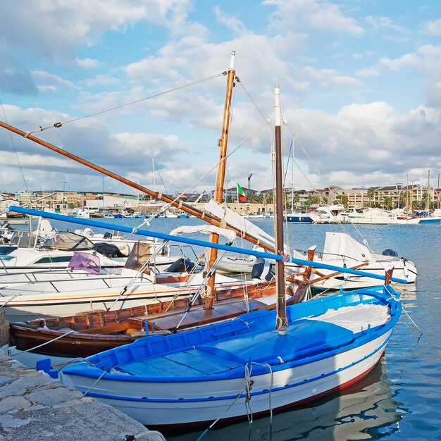 Holzboote im Hafen von Alghero