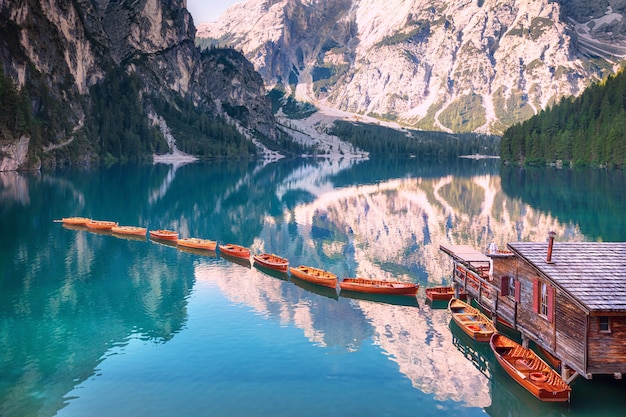 Holzboote in einer Reihe am Lago di Braies, Italien