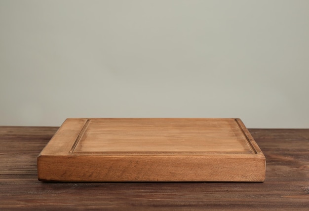 Holzbrett auf dem Tisch vor grauem Hintergrund