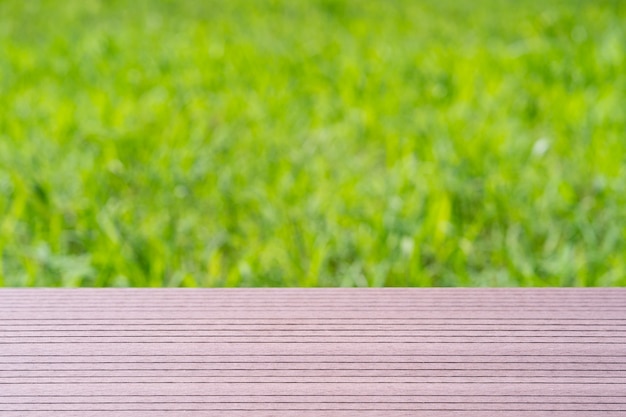 Holzbrett auf natürlicher grüner Wiese in der Landschaft grass