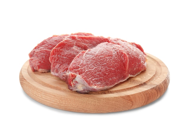 Holzbrett mit frischem rohem Fleisch auf weißem Hintergrund