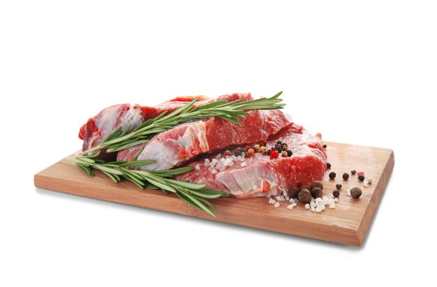 Holzbrett mit frischem rohem Fleisch und Rosmarin auf weißem Hintergrund