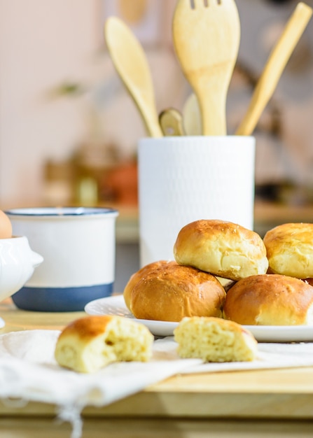 Holzbrett mit hausgemachten Brötchen