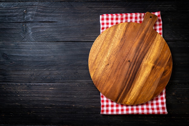 Holzbrett mit leeren schnitt mit küchentuch