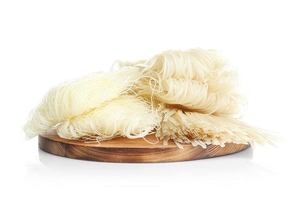 Holzbrett mit Reisnudeln auf weißem Hintergrund