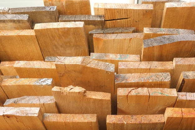 Holzbretter werden in einem Sägewerk oder einer Zimmerei gestapelt Trocknung und Vermarktung von Holz