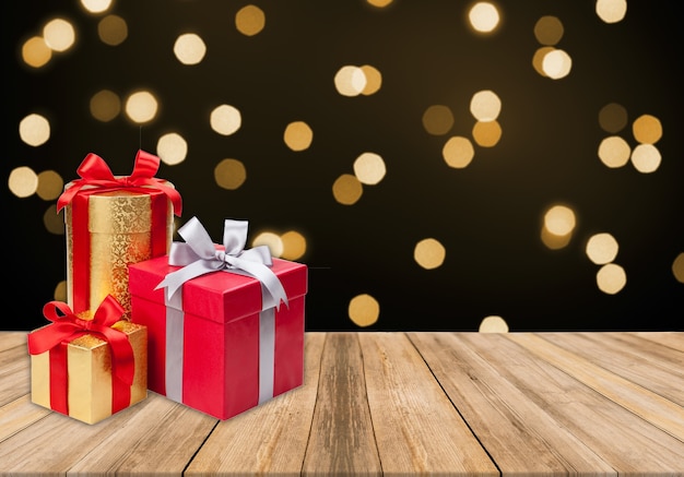 Holzbretttisch mit Geschenken oder unscharfem Hintergrund Weihnachtskonzept