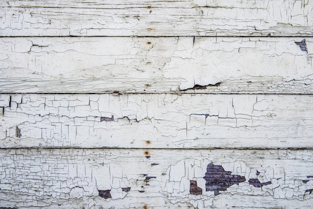 Holzbrettwand mit rissiger alter weißer Farbe