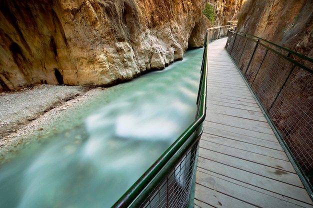 Foto holzbrücke am fluss