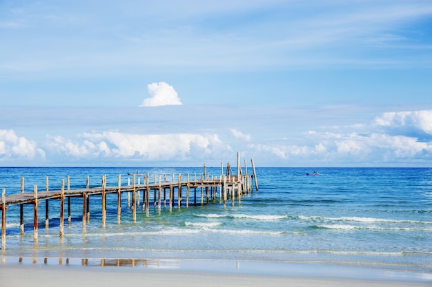 Holzbrücke am Meer.