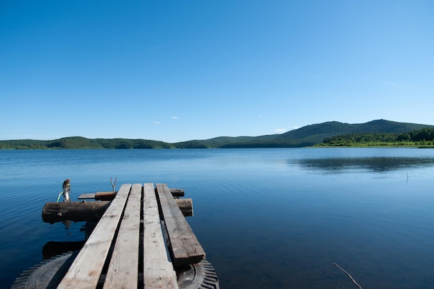 Holzbrücke am See