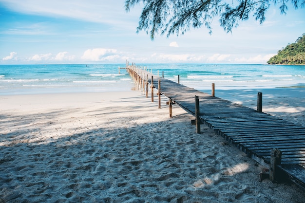 Holzbrücke am Strand.