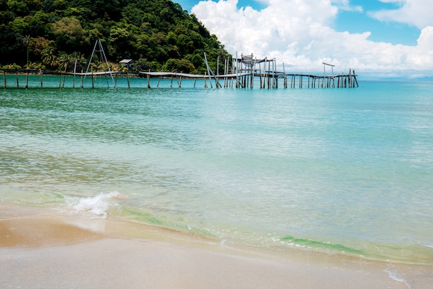 Holzbrücke auf der Insel.