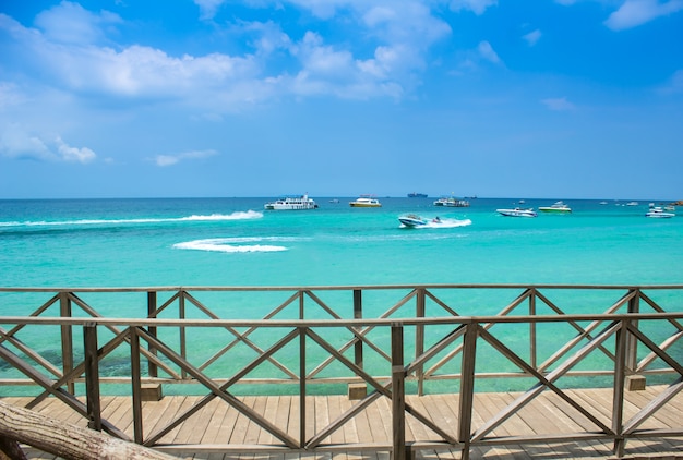 Holzbrücke auf Meer und Himmel