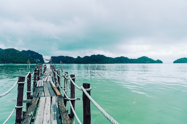 Holzbrücke bei Talet Bay in Khanom, Nakhon Sri Thammarat Touristenreise-Wahrzeichen in Thailand