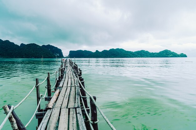 Holzbrücke bei Talet Bay in Khanom, Nakhon Sri Thammarat