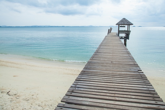 Holzbrücke in das Meer.