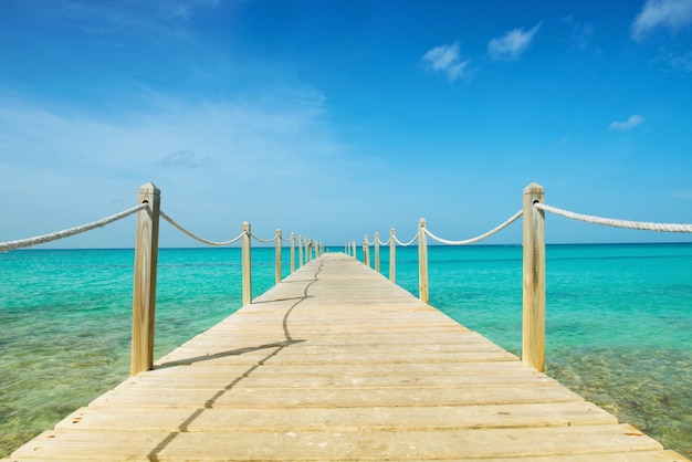 Holzbrücke über dem Meer. Reisen und Urlaub. Freiheit-Konzept.