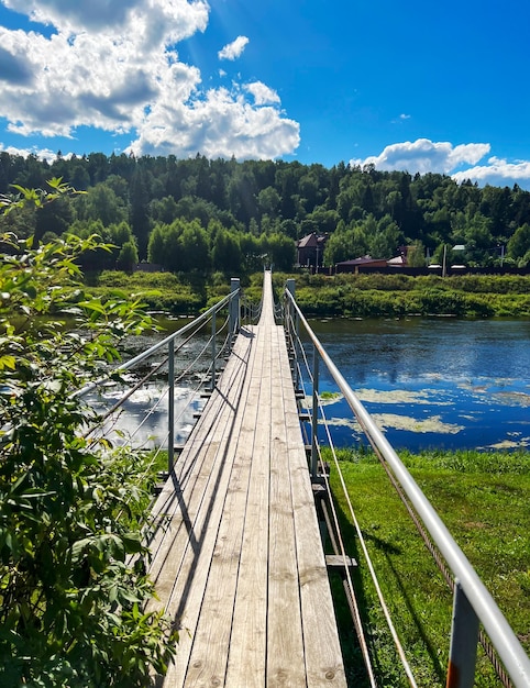 Holzbrücke über den Fluss am Sommertag