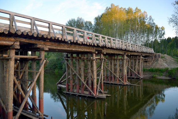 Holzbrücke über den Fluss