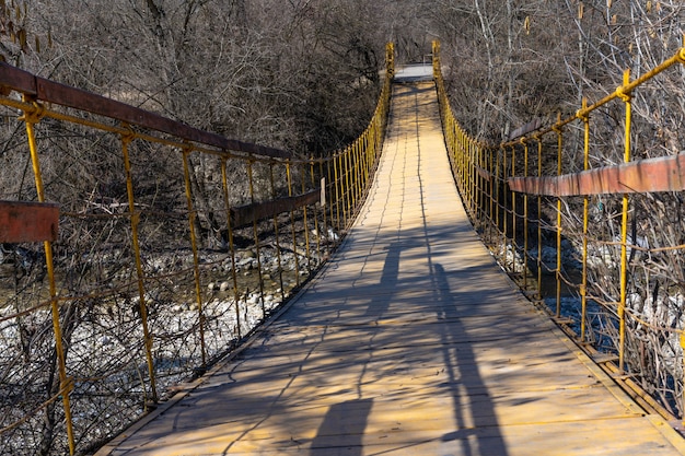 Holzbrücke über den Fluss