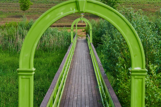 Holzbrücke über den fluss