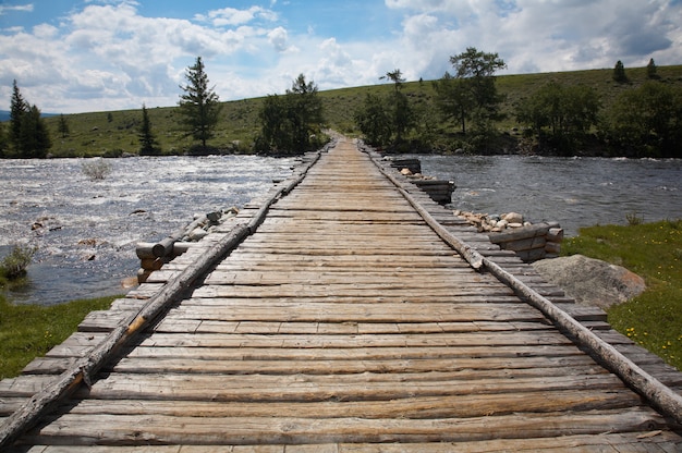 Holzbrücke über den Fluss