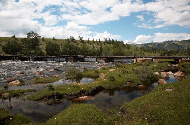 Holzbrücke über den Fluss