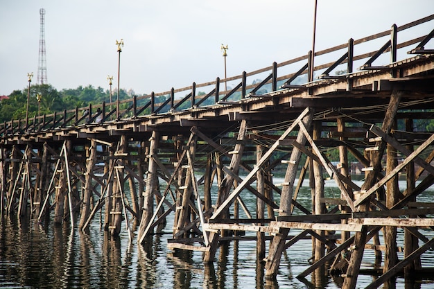 Holzbrücke über den Fluss.