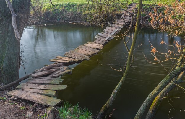 Holzbrücke über den Fluss