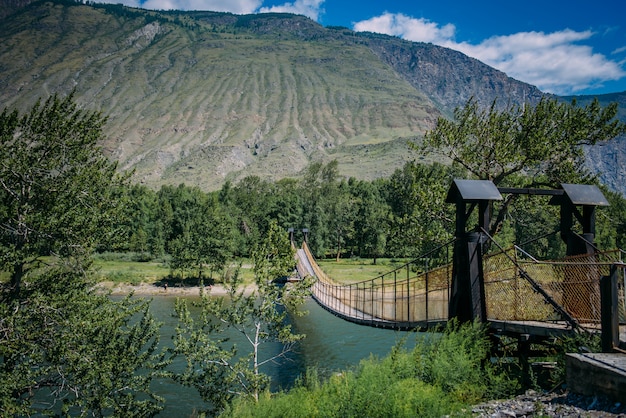 Holzbrücke und Berglandschaft