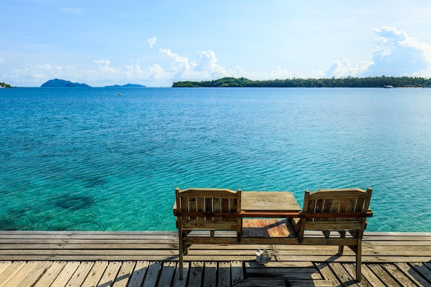 Holzbrücke und Häuschen auf tropischem Meer in Koh Mak-Insel, Trat-Provinz, Thailand