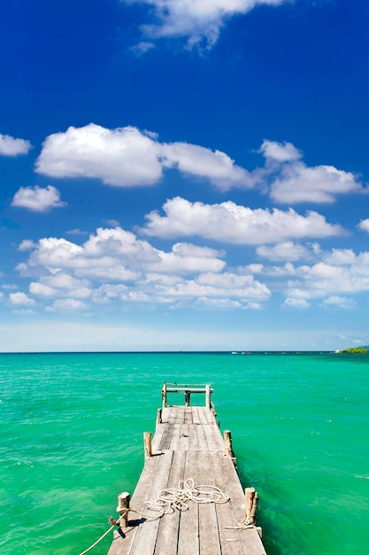 Foto holzbrücke zum meer