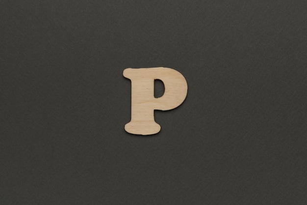 Holzbuchstabe P auf dunkelgrauem Hintergrund Ein Buchstabe des englischen Alphabets