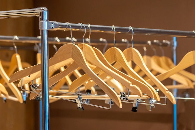Holzbügel auf Garderobe ohne Kleidung in der Garderobe oder im Schrank