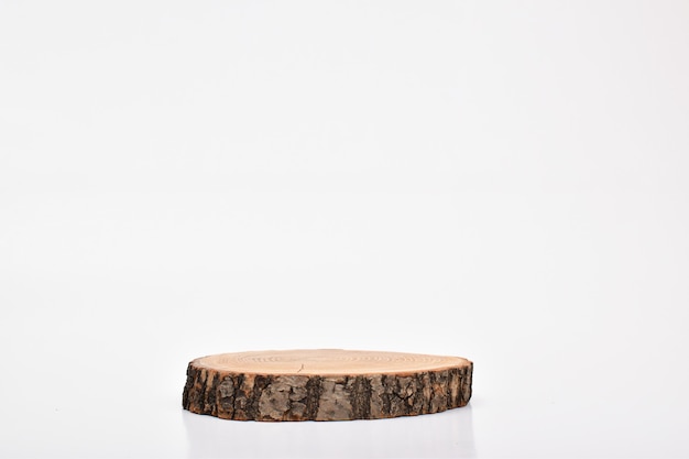 Holzbühne auf weißem Hintergrund. Ein Podium für die Präsentation von Waren und Kosmetik.