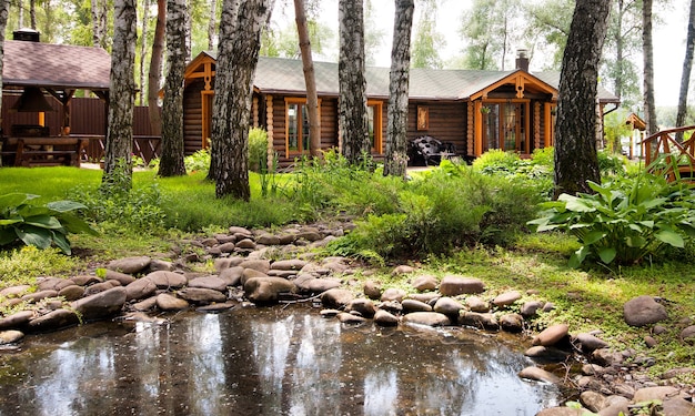 Holzchalet im Sommerwald