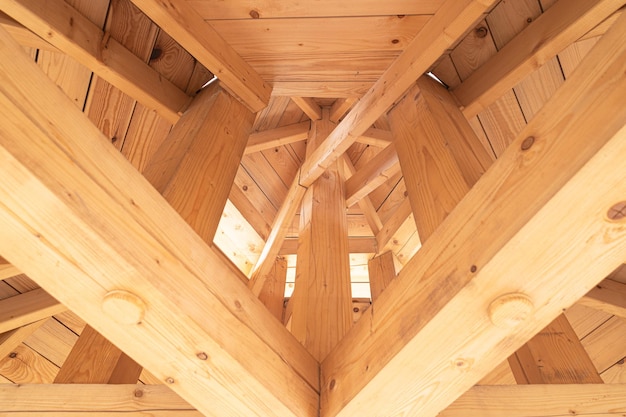 Holzdachkonstruktionen Holzverbindungen in der Decke mit diversen Anschlüssen