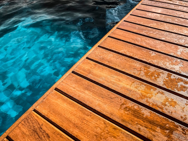 Holzdeck am Pool in Nahaufnahme für den Hintergrund