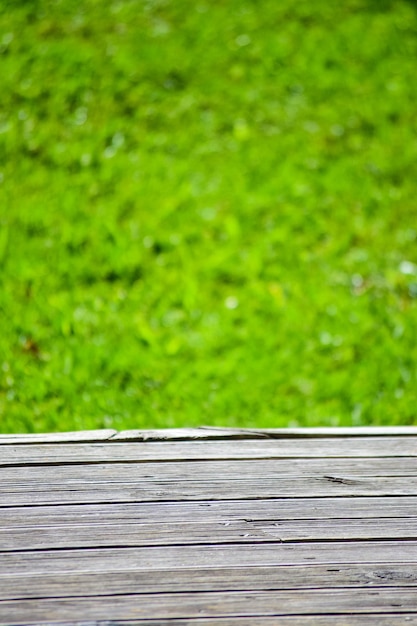 Holzdeck und Gras im Hintergrund